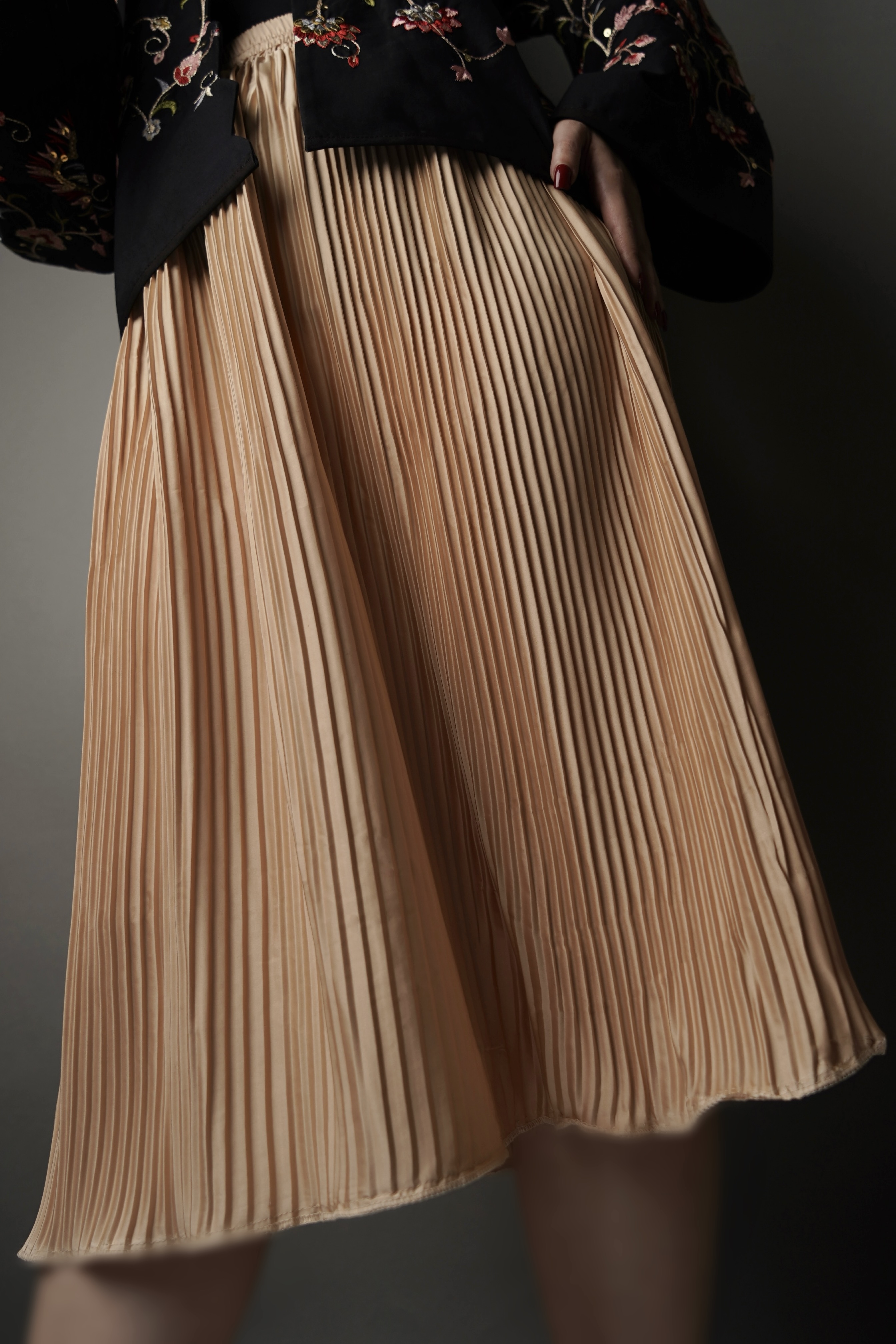 دامن ساتن پلیسه میدی زنانه رنگ کرم | satin skirt